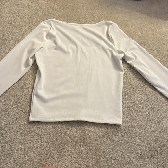 Elegant White Long Sleeve Top with Black Trim - Picture 5 of 6